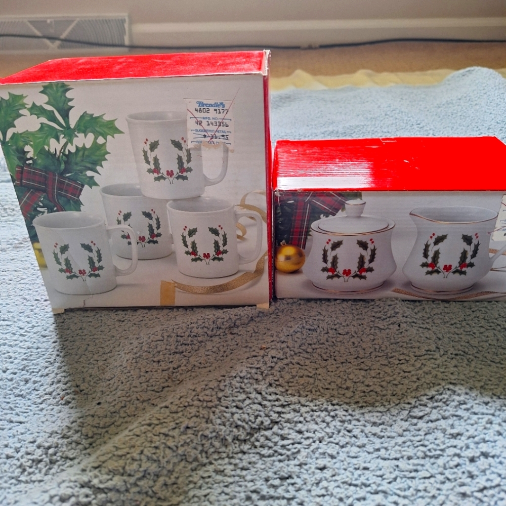 Vintage Jay Import Porcelain Christmas Holly Mug and Creamer Set And 4 Mugs NIB